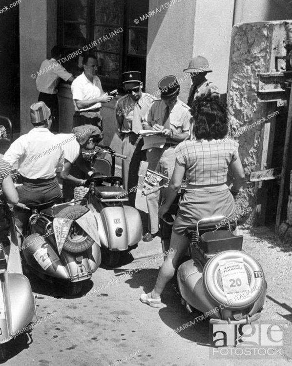 raduno femminile 1950 controllo Ventimiglia.jpg